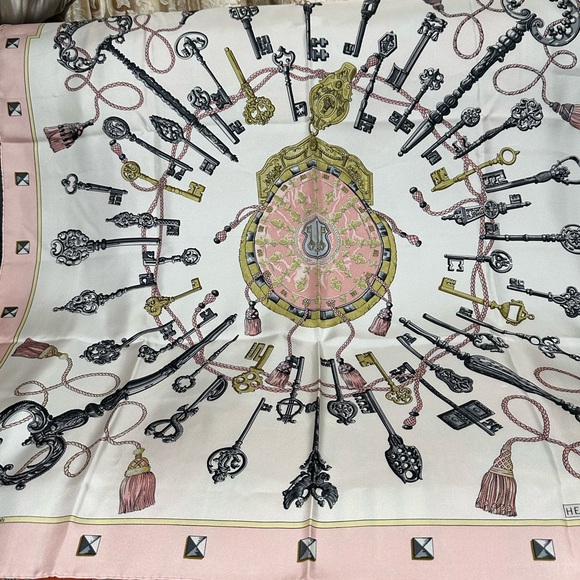 HERMES ❤️🌟 “LES CLES” SILK SCARF HAND-ROLLED EDGES W/ BOX⭐️ - Picture 2 of 6